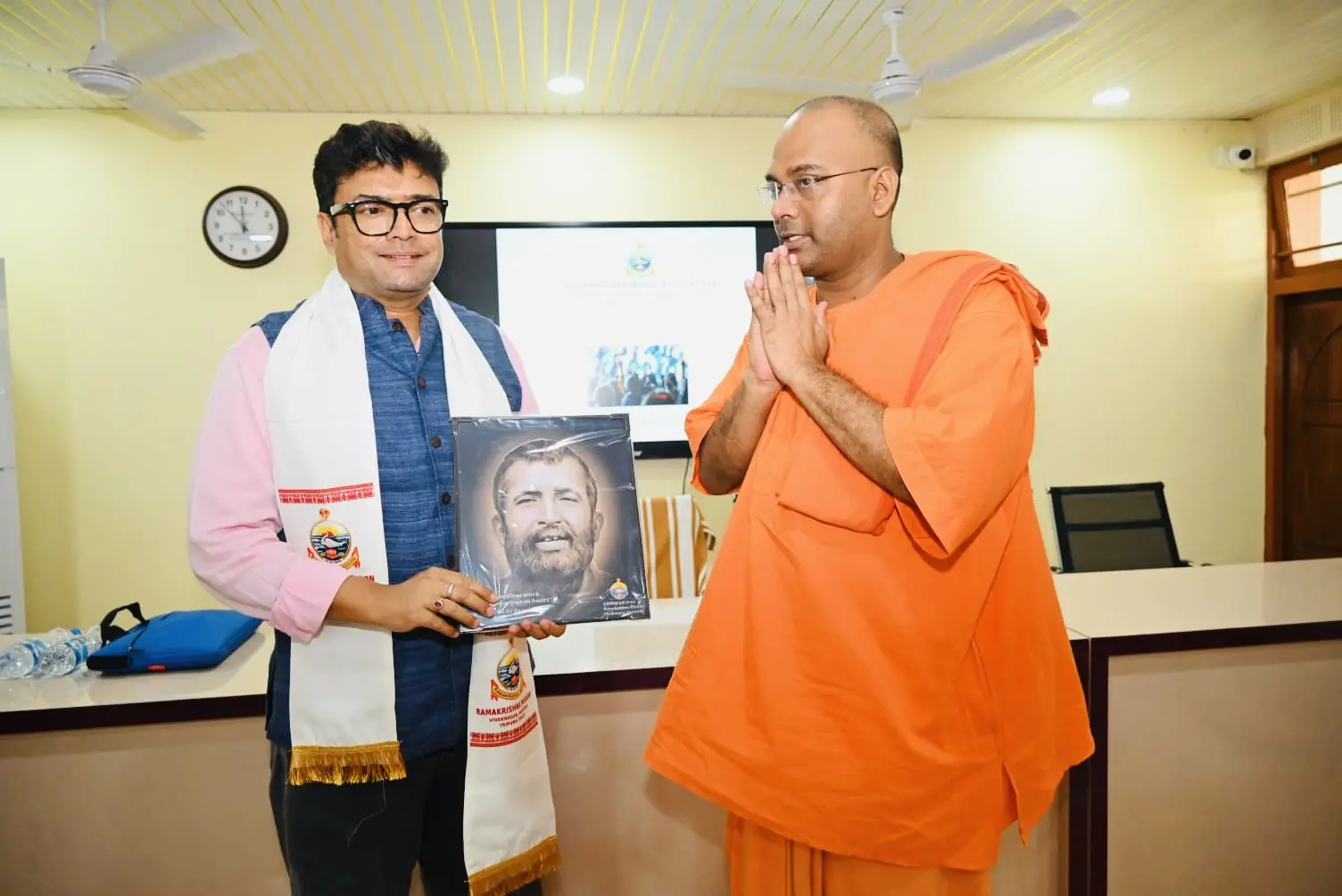 Dr. Jayanta Ghosh receiving a memento from a monk at the close of a campus session at Ramakrishna Mission Vivekananda Kendra